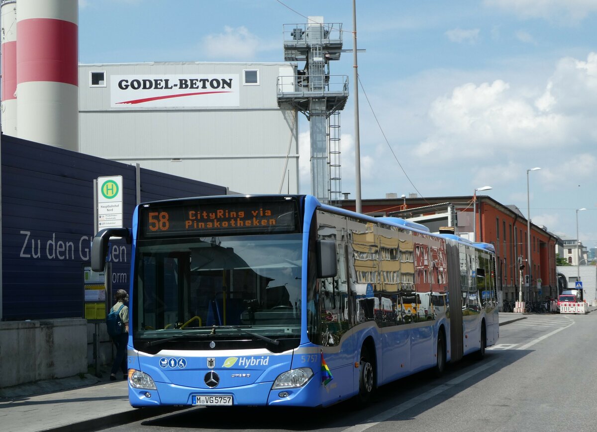 (251'074) - MVG Mnchen - Nr. 5757/M-VG 5757 - Mercedes am 5. Juni 2023 beim Hauptbahnhof Mnchen