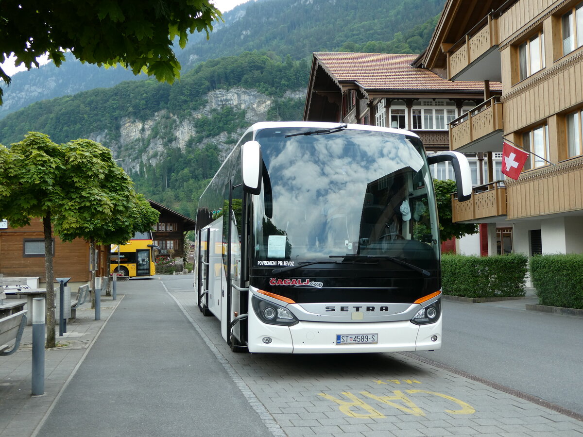 (251'169) - Aus Kroatien: Cagalj, Omis - ST 4589-S - Setra am 8. Juni 2023 in Iseltwald, Dorfplatz