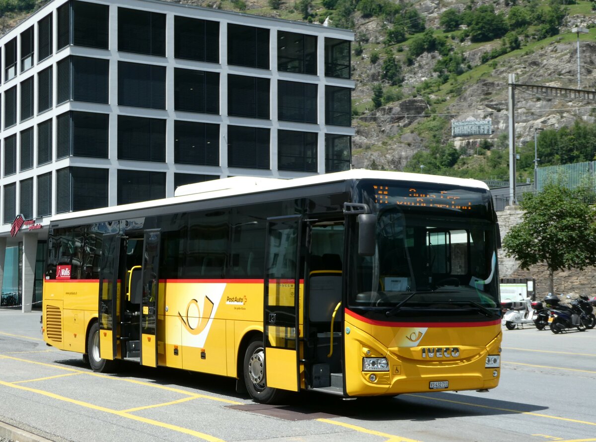 (251'232) - PostAuto Wallis - VS 432'711/PID 10'278 - Iveco am 9. Juni 2023 beim Bahnhof Brig