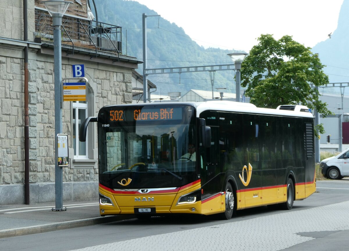 (251'325) - Niederer, Filzbach - Nr. 11/GL 95/PID 11'840 - MAN am 10. Juni 2023 beim Bahnhof Nfels-Mollis