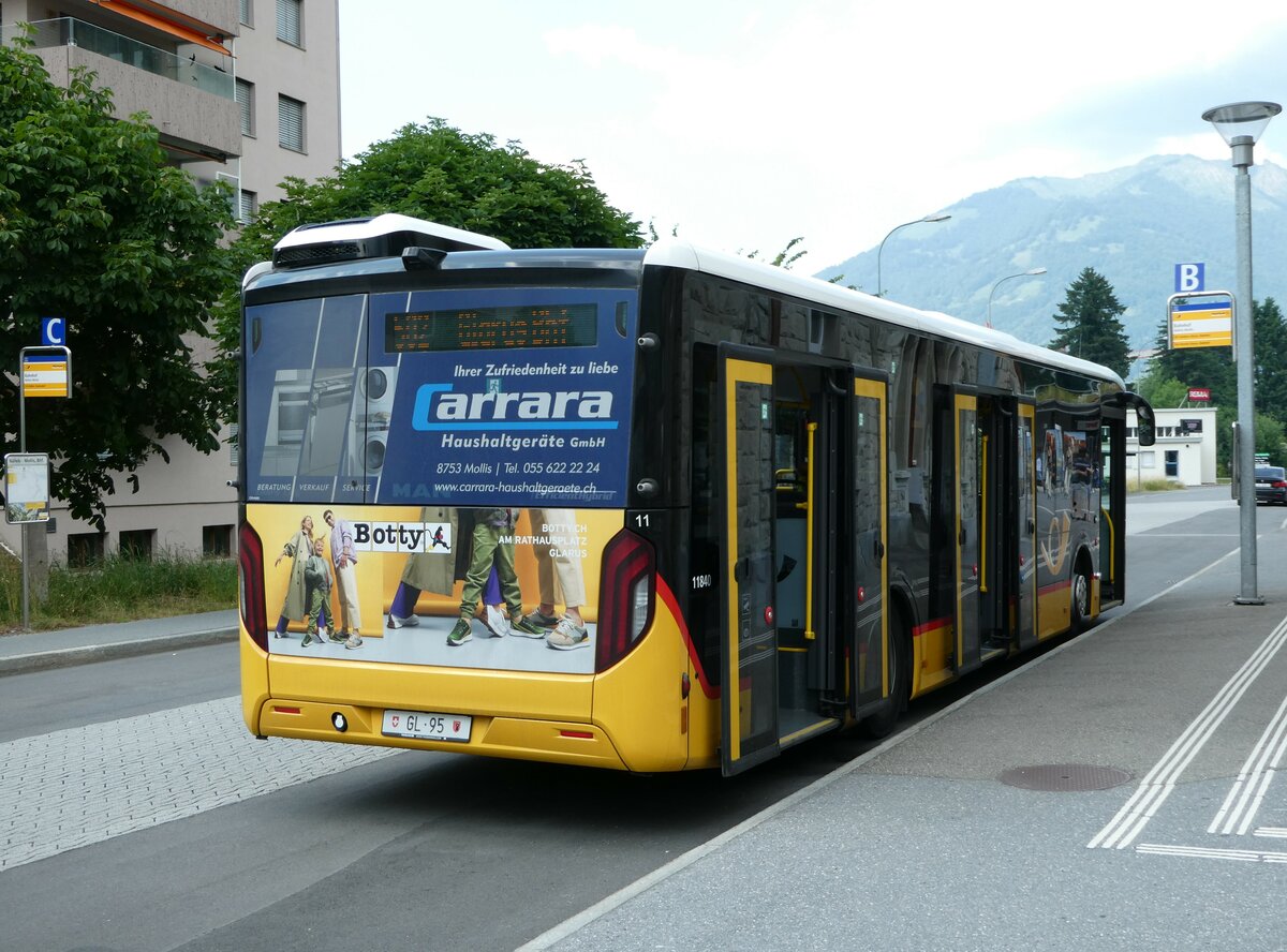 (251'326) - Niederer, Filzbach - Nr. 11/GL 95/PID 11'840 - MAN am 10. Juni 2023 beim Bahnhof Nfels-Mollis