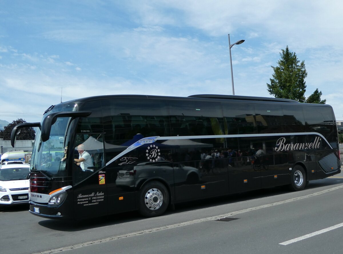 (251'678) - Aus Italien: Baranzelli, Romagnano Sesia - GM-056 VM - Setra am 18. Juni 2023 beim Bahnhof Thun 