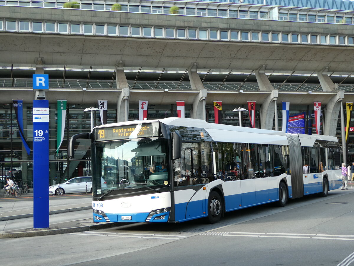 (252'863) - VBL Luzern - Nr. 108/LU 15'052 - Solaris am 23. Juli 2023 beim Bahnhof Luzern