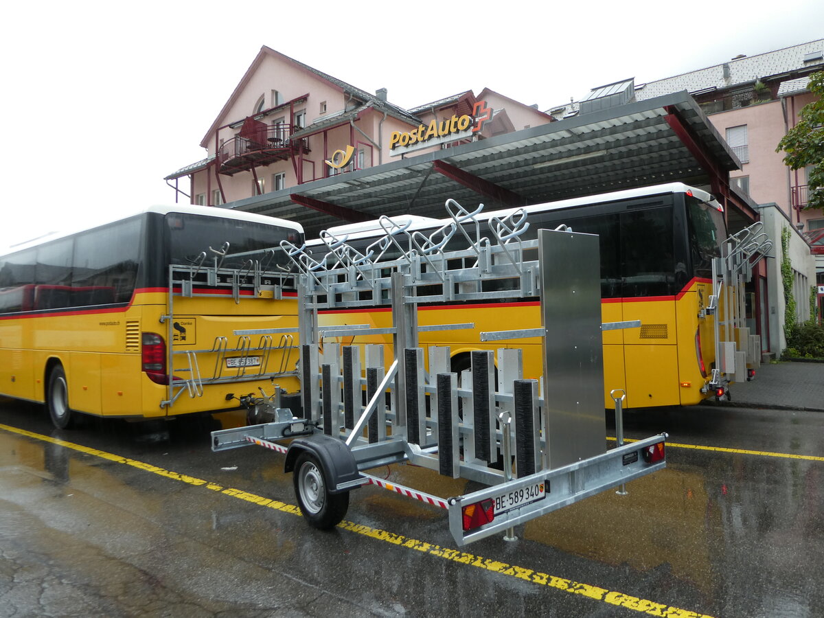 (252'986) - PostAuto Bern - BE 589'340 - Zbinden Gepckanhnger am 25. Juli 2023 in Meiringen, Postautostation