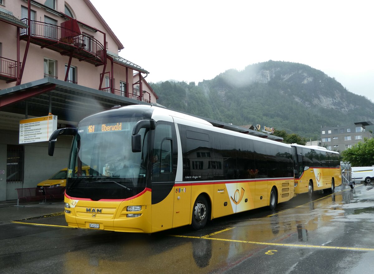 (252'991) - PostAuto Bern - Nr. 71/BE 412'071/PID 11'071 - MAN (ex PostAuto Zentralschweiz Nr. 20; ex Dillier, Sarnen Nr. 20) am 25. Juli 2023 in Meiringen, Postautostation