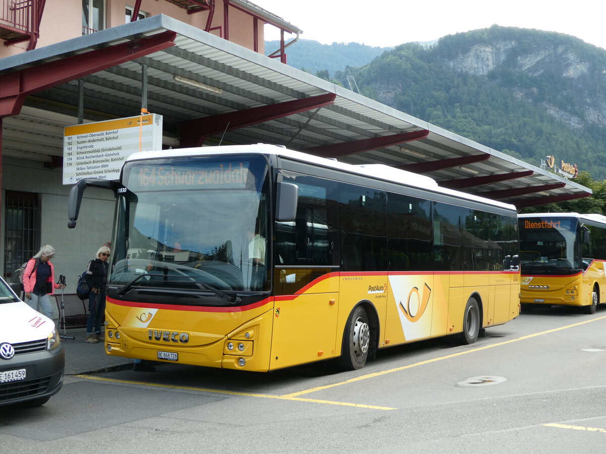 (253'112) - Flck, Brienz - Nr. 28/BE 868'728/PID 11'830 - Iveco am 29. Juli 2023 in Meiringen, Postautostation