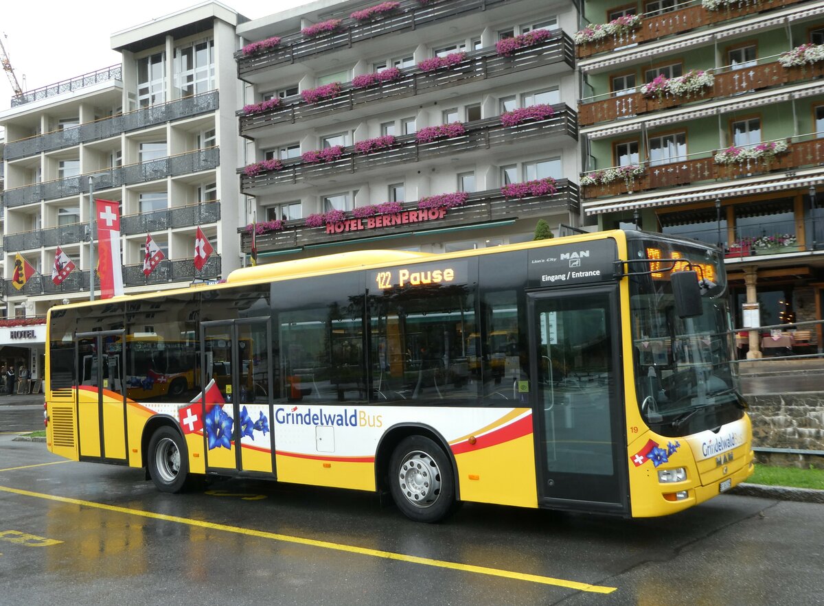 (253'383) - Grindelwaldbus, Grindelwald - Nr. 19/BE 363'305 - MAN/Gppel am 5. August 2023 beim Bahnhof Grindelwald