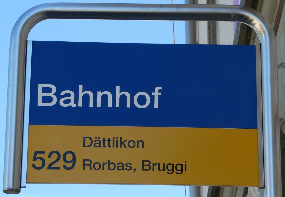 (253'631) - ZVV/PostAuto-Haltestellenschild - Pfungen, Bahnhof - am 11. August 2023