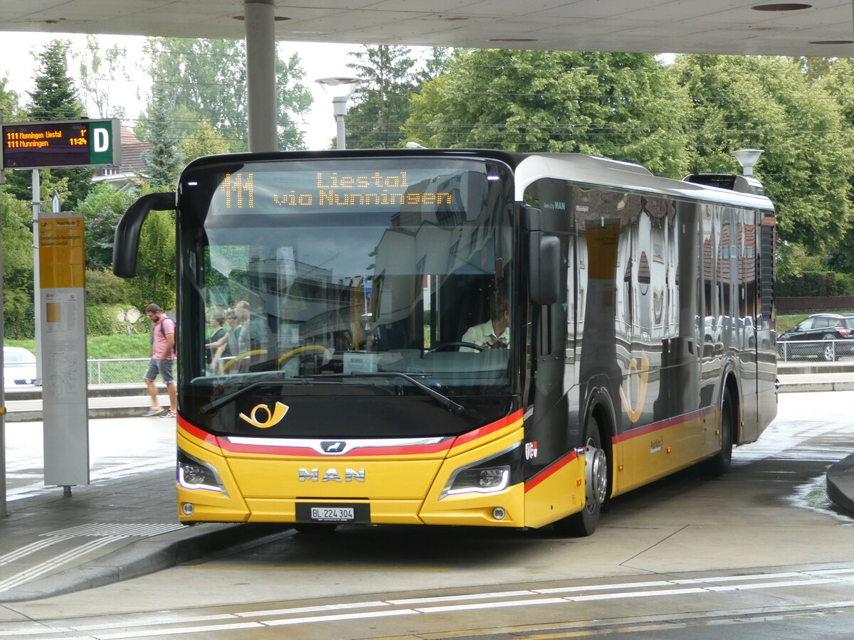 (253'677) - PostAuto Nordschweiz - BL 224'304/PID 11'724 - MAN am 12. August 2023 beim Bahnhof Laufen