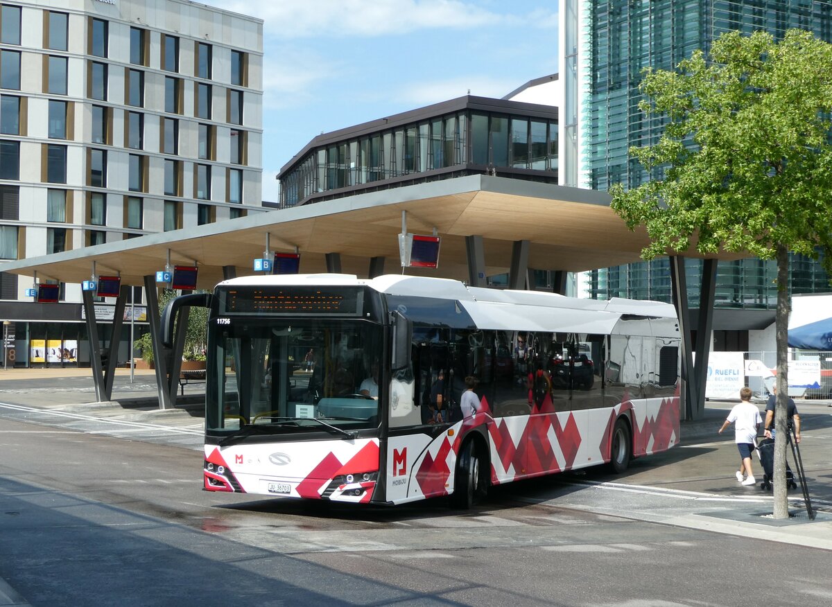 (253'683) - CarPostal Ouest - JU 36'703/PID 11'756 - Solaris am 12. August 2023 beim Bahnhof Delmont