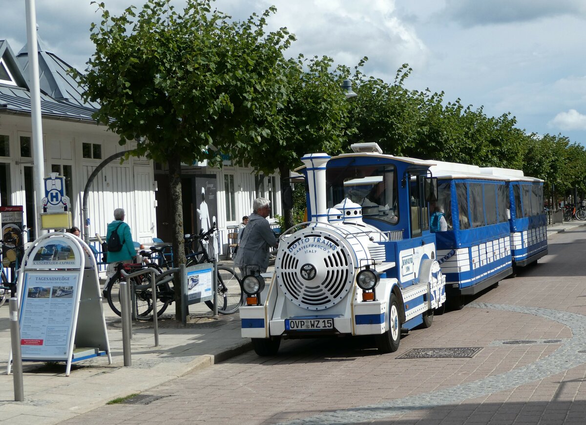 (254'459) - Kaiserbder-Express, Korswandt - OVP-WZ 15 - am 31. August 2023 in Ahlbeck, Rathaus