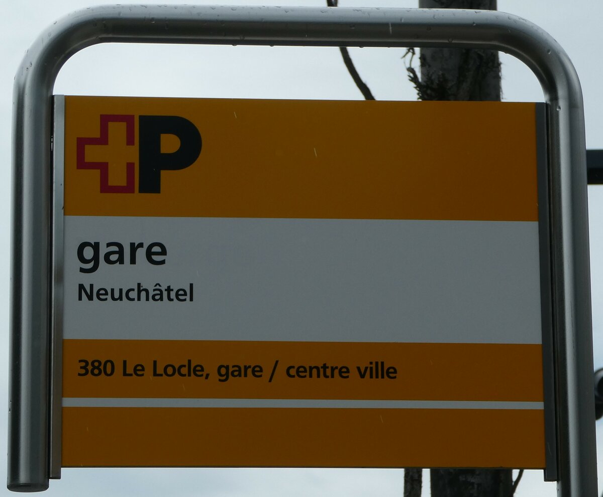 (255'221) - +P-Haltestellenschild - Neuchtel, gare - am 16. September 2023