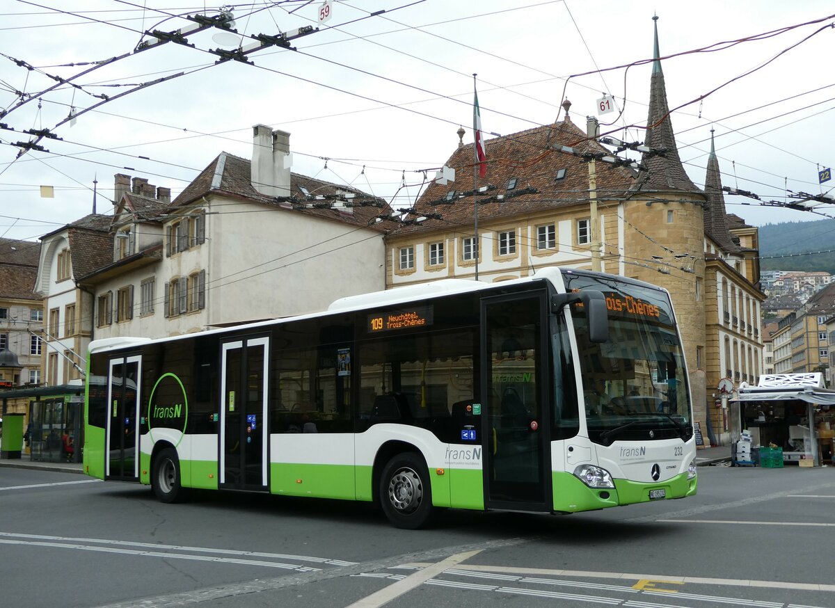 (255'229) - transN, La Chaux-de-Fonds - Nr. 232/NE 195'232 - Mercedes am 16. September 2023 in Neuchtel, Place Pury