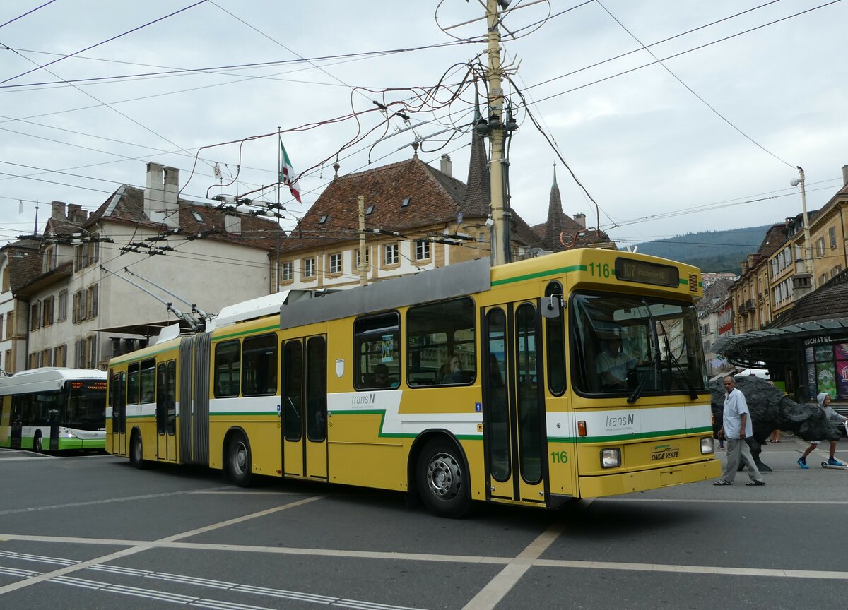 (255'230) - transN, La Chaux-de-Fonds - Nr. 116 - NAW/Hess Gelenktrolleybus (ex TN Neuchtel Nr. 116) am 16. September 2023 in Neuchtel, Place Pury