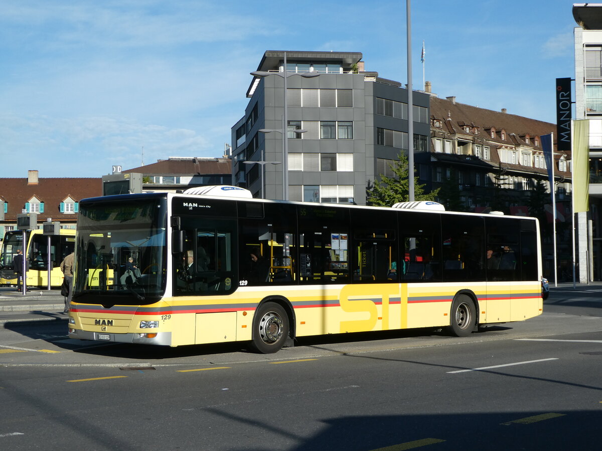 (255'633) - STI Thun - Nr. 129/BE 800'129 - MAN am 28. September 2023 beim Bahnhof Thun