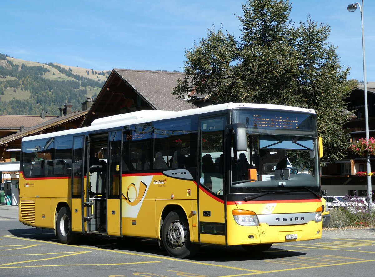 (256'076) - Kbli, Gstaad - Nr. 3/BE 330'862/PID 4535 - Setra am 12. Oktober 2023 beim Bahnhof Gstaad