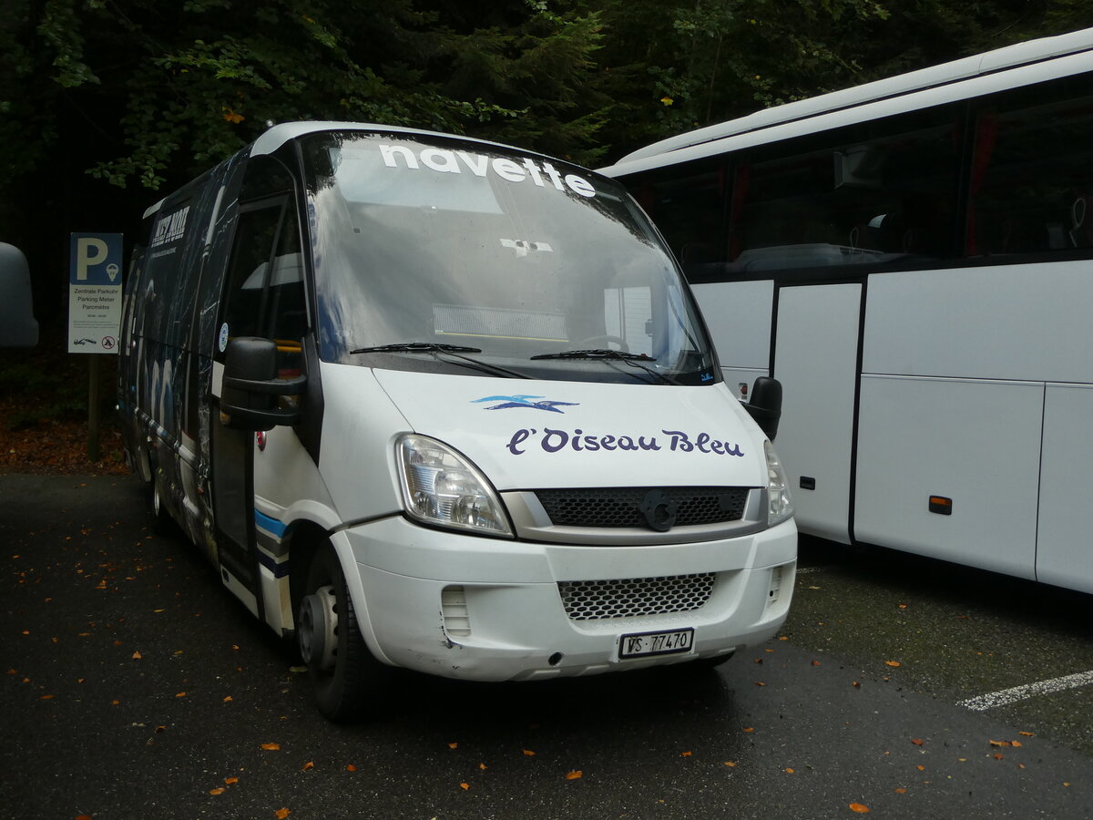 (256'097) - L'Oiseau Bleu, Sierre - VS 77'470 - Irisbus/Rosero am 14. Oktober 2023 in Blausee-Mitholz, Blausee