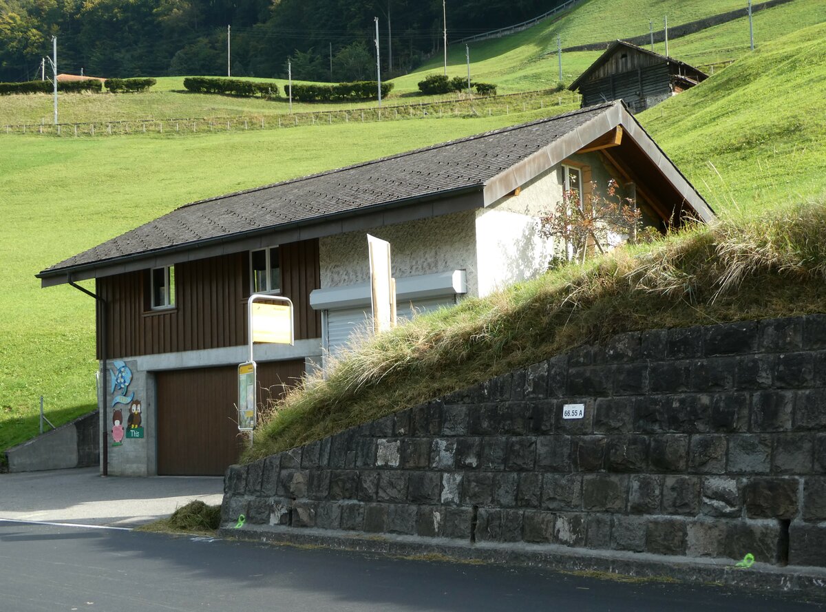 (256'156) - PostAuto-Haltestelle am 17. Oktober 2023 in Lungern, Zihl