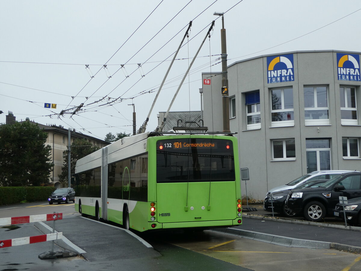 (256'203) - transN, La Chaux-de-Fonds - Nr. 132 - Hess/Hess Gelenktrolleybus (ex TN Neuchtel Nr. 132) am 19. Oktober 2023 beim Bahnhof Marin-pagnier