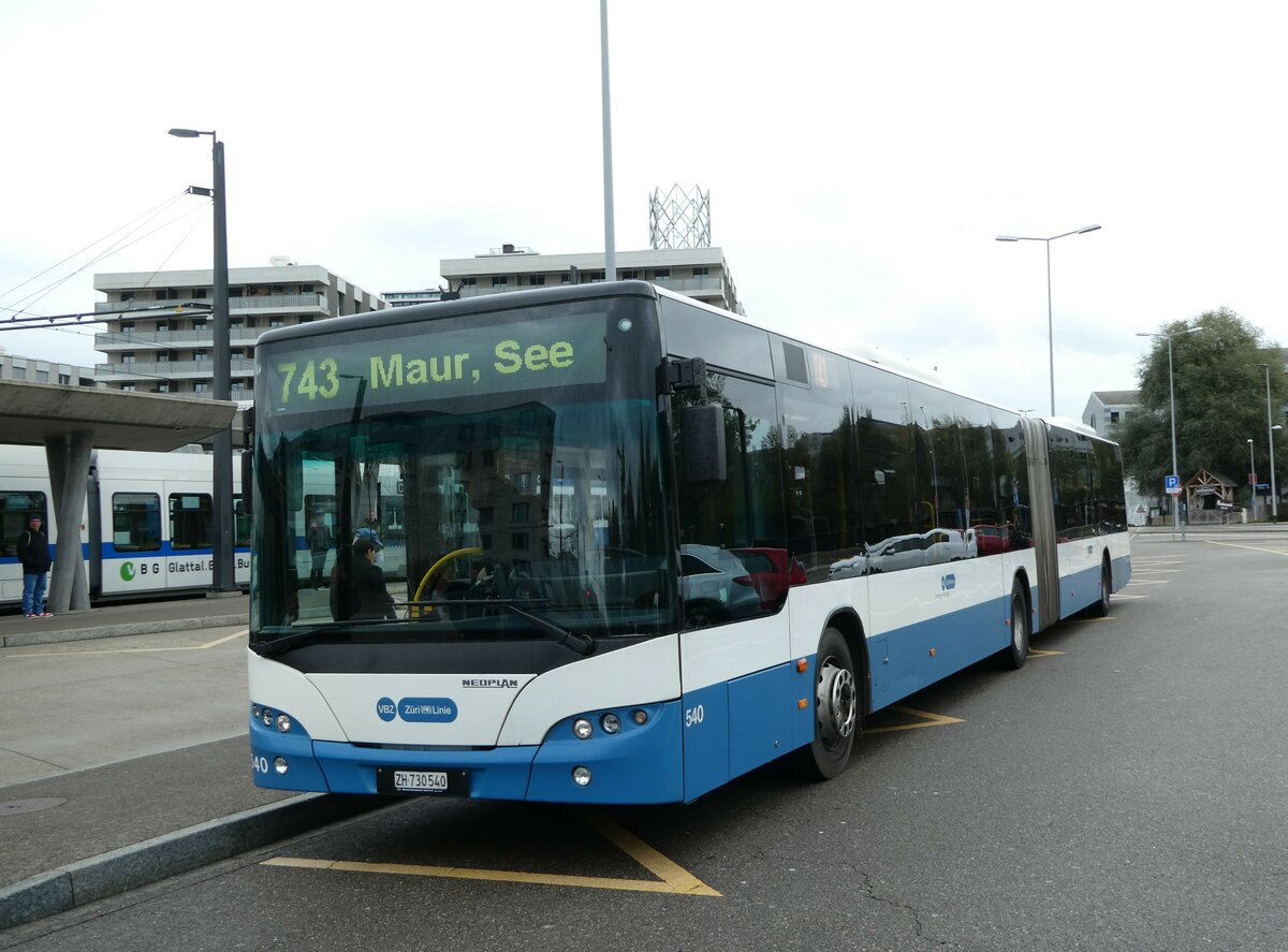 (256'308) - VBZ Zrich - Nr. 540/ZH 730'540 - Neoplan am 21. Oktober 2023 beim Bahnhof Zrich Stettbach