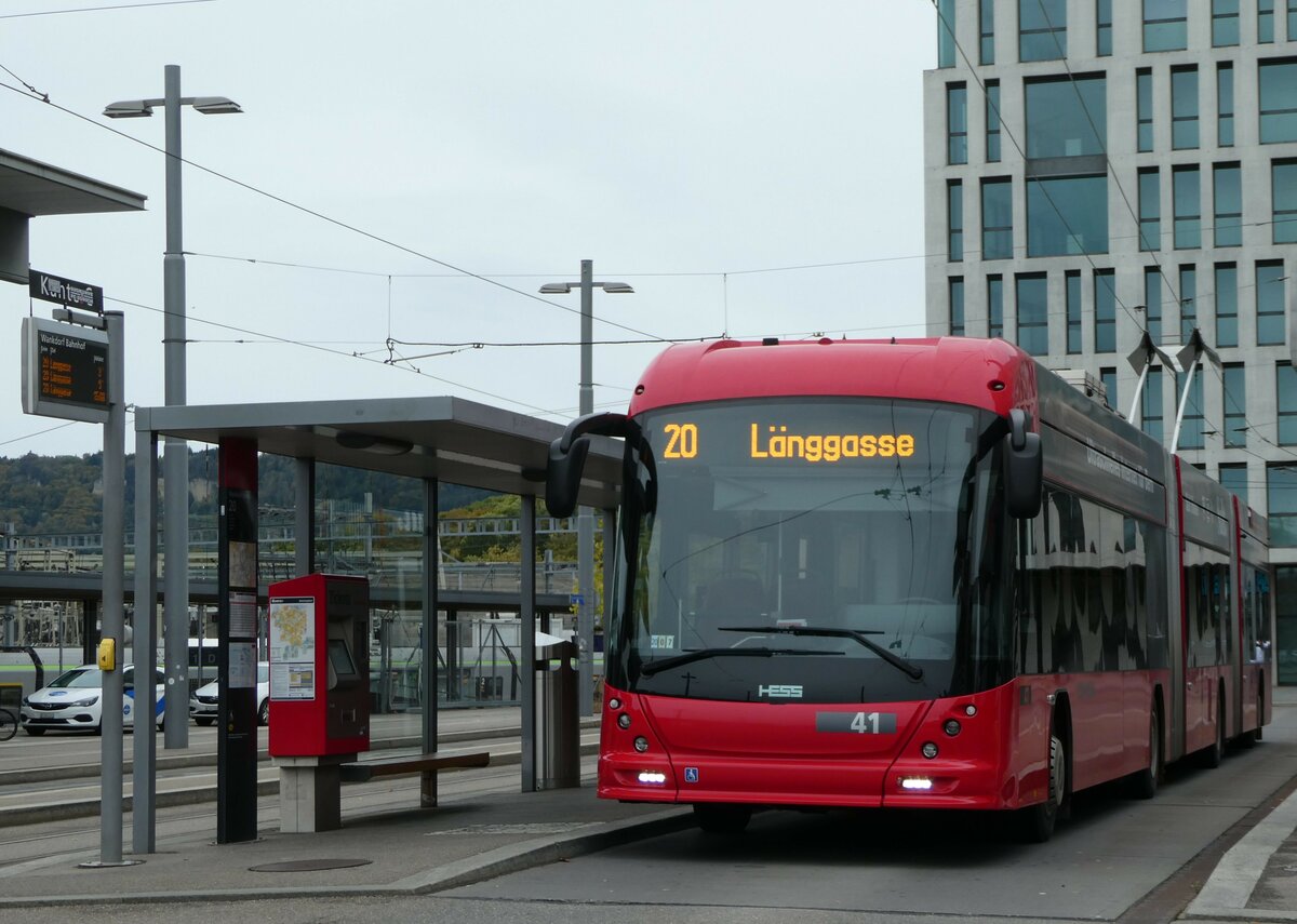 (256'429) - Bernmobil, Bern - Nr. 41 - Hess/Hess Doppelgelenktrolleybus am 26. Oktober 2023 beim Bahnhof Bern Wankdorf