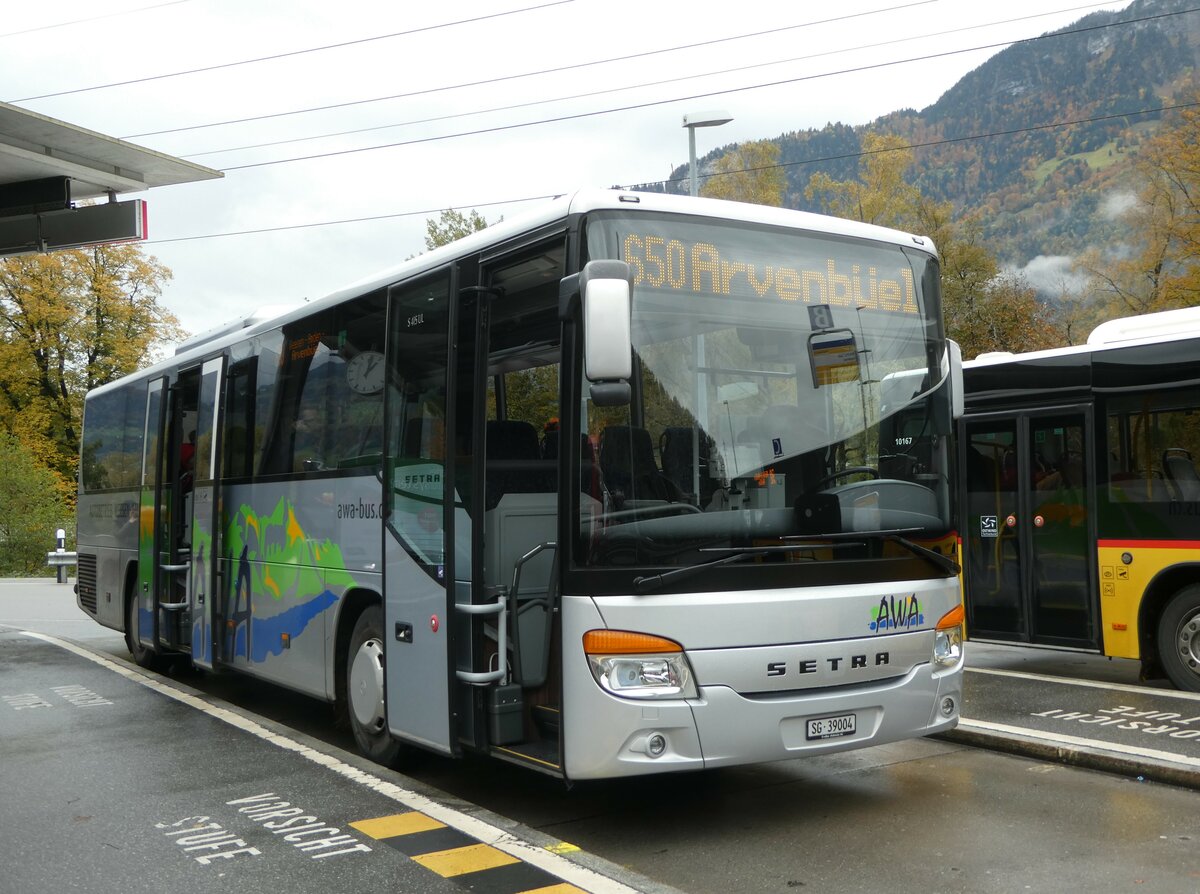 (256'563) - AWA Amden - Nr. 4/SG 39'004 - Setra am 31. Oktober 2023 beim Bahnhof Ziegelbrcke