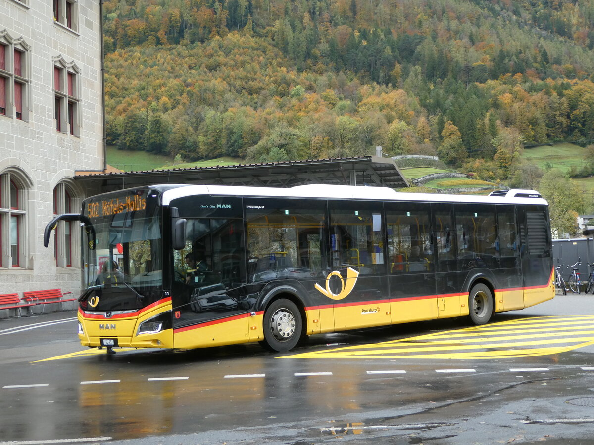 (256'576) - Niederer, Filzbach - Nr. 11/GL 95/PID 11'840 - MAN am 31. Oktober 2023 beim Bahnhof Glarus