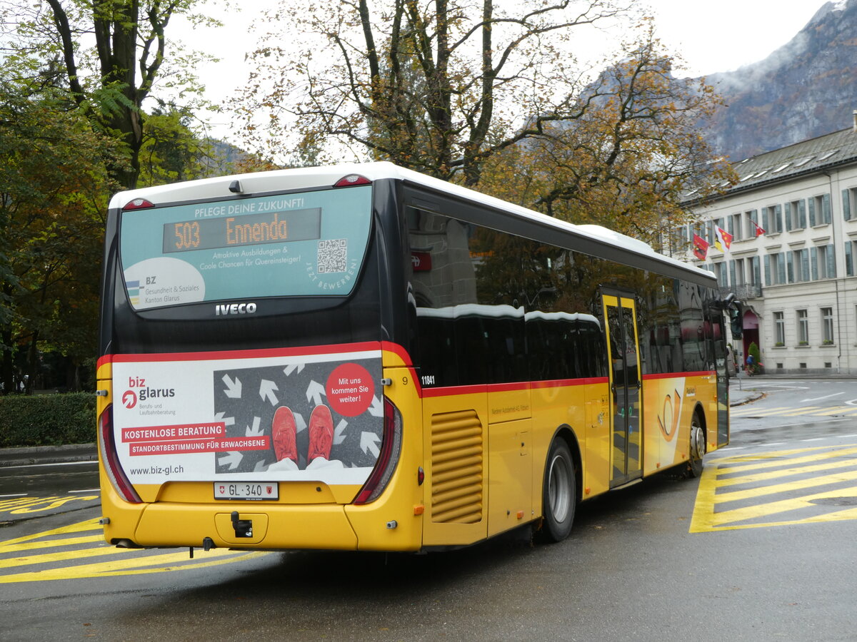 (256'578) - Niederer, Filzbach - Nr. 9/GL 340/PID 11'841 - Iveco am 31. Oktober 2023 beim Bahnhof Glarus