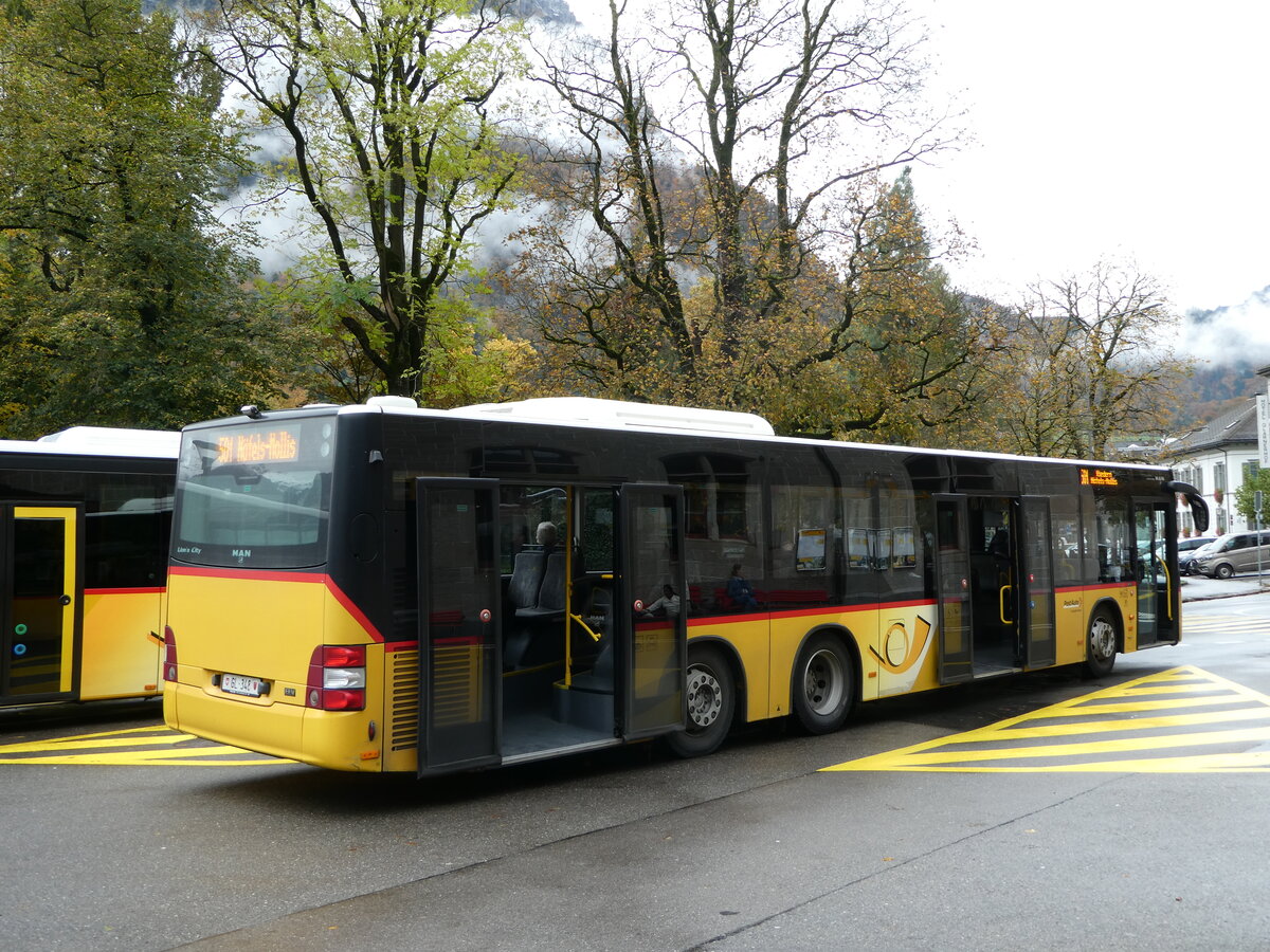 (256'592) - Niederer, Filzbach - GL 348/PID 5663 - MAN (ex Dnser, Trimmis) am 31. Oktober 2023 beim Bahnhof Glarus