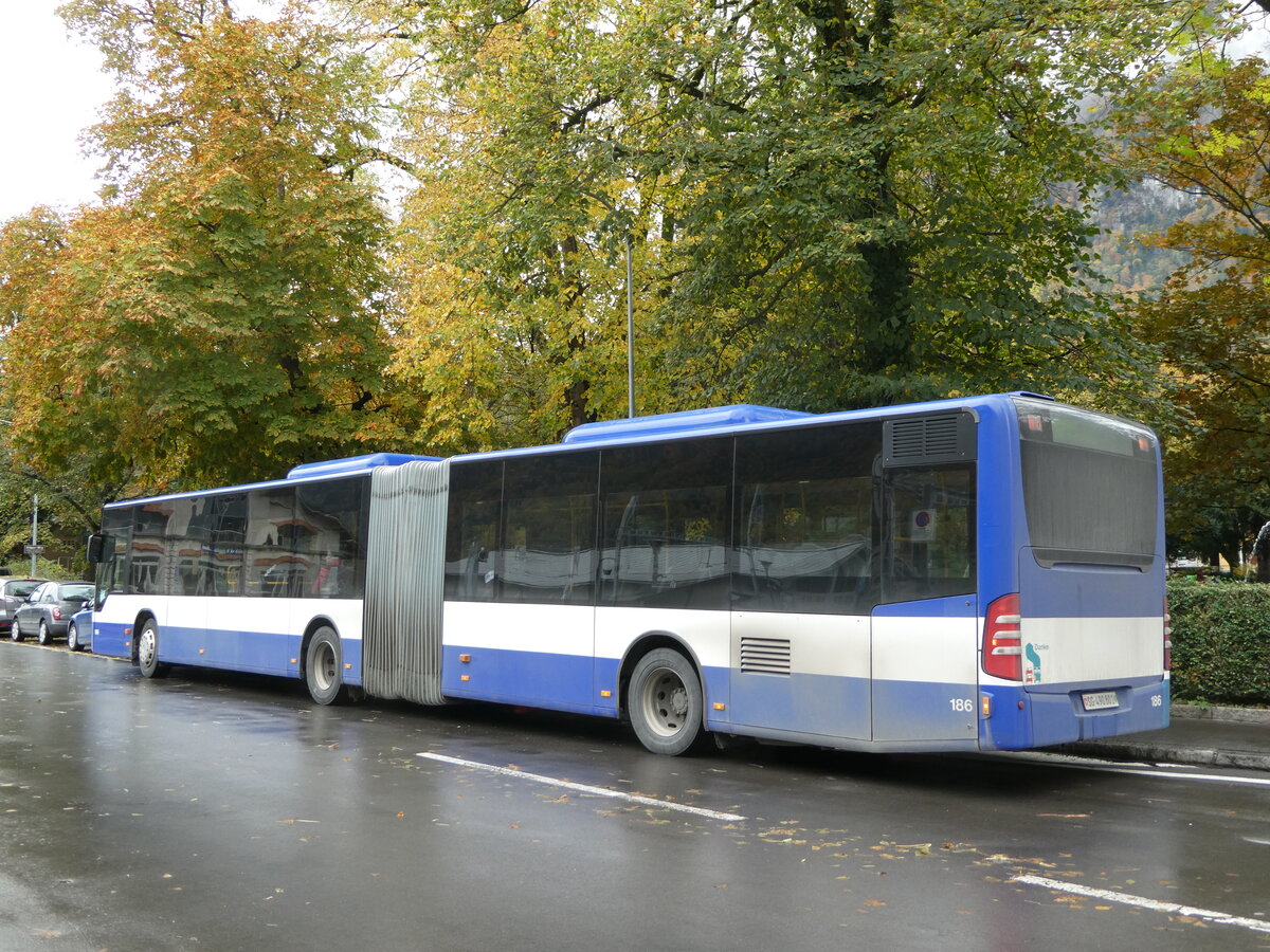 (256'595) - Domo, Glattbrugg - Nr. 6/SG 490'801 - Mercedes (ex VBZ Zrich Nr. 186; ex VZO Grningen Nr. 107) am 31. Oktober 2023 beim Bahnhof Glarus