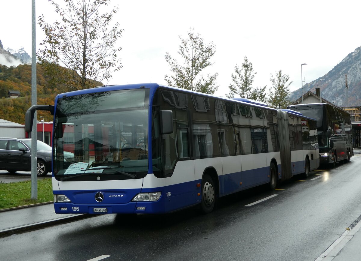 (256'600) - Domo, Glattbrugg - Nr. 6/SG 490'801 - Mercedes (ex VBZ Zrich Nr. 186; ex VZO Grningen Nr. 107) am 31. Oktober 2023 beim Bahnhof Schwanden