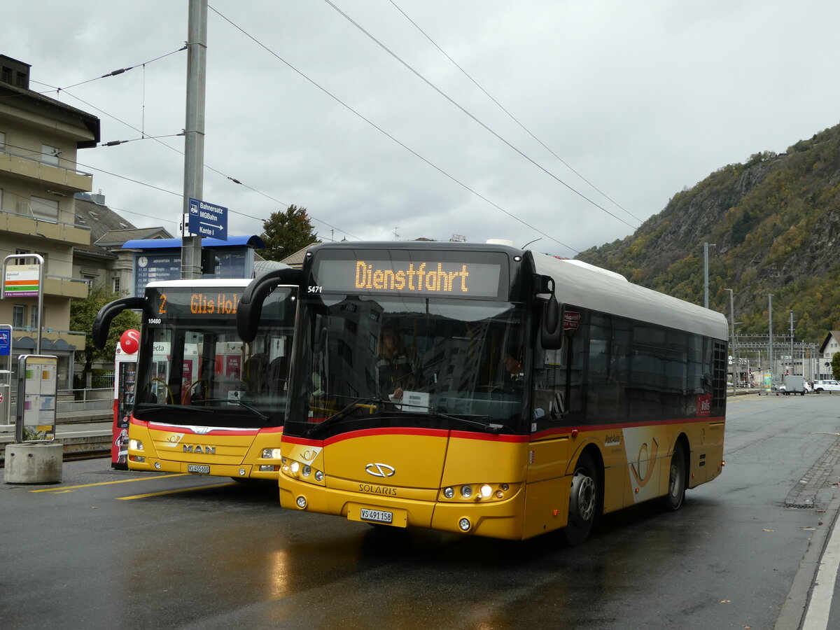 (256'631) - PostAuto Wallis - VS 491'158/PID 5471 - Solaris (ex Walker, Bitsch) am 2. November 2023 beim Bahnhof Brig