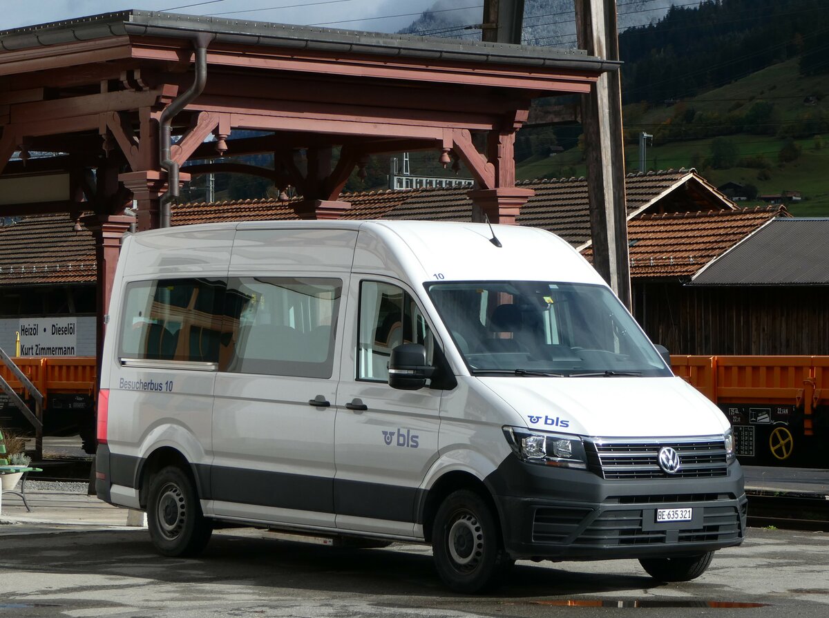 (256'665) - BLS Bern - Nr. 10/BE 635'321 - VW am 3. November 2023 in Frutigen, Alter Bahnhof