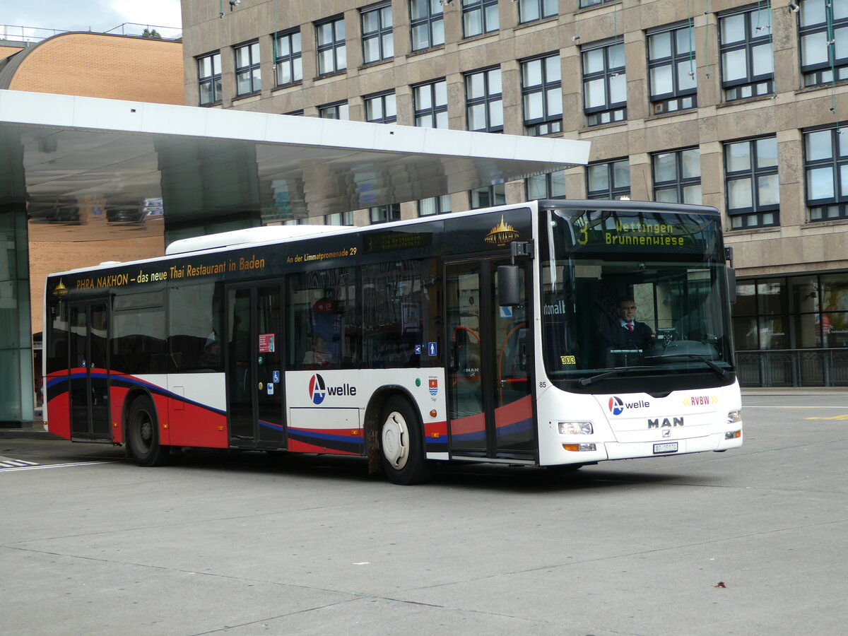 (256'741) - RVBW Wettingen - Nr. 85/AG 15'124 - MAN am 6. November 2023 beim Bahnhof Baden