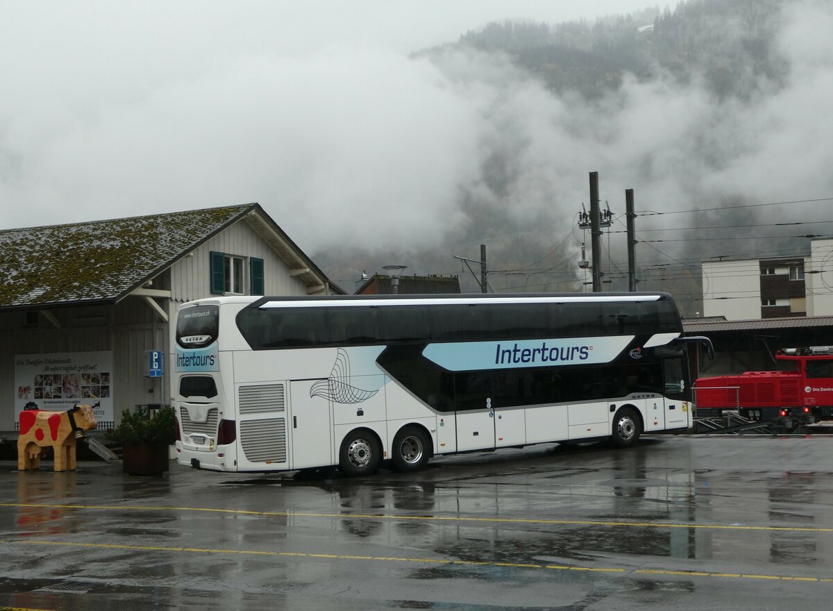 (256'832) - Intertours, Domdidier - FR 300'494 - Setra am 10. November 2023 beim Bahnhof Meiringen