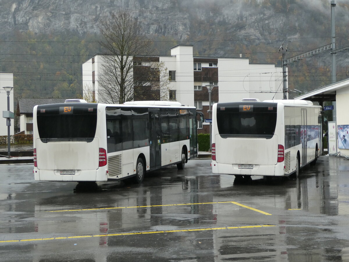 (256'836) - Intertours, Domdidier - Nr. 482/FR 300'482 - Mercedes (ex PostAuto Bern Nr. 9/PID 4560: ex Klopfstein, Laupen Nr. 9) + Nr. 483/FR 300'483 - Mercedes (ex PostAuto Bern Nr. 2/PID 4559; ex Klopfstein, Laupen Nr. 2) am 10. November 2023 beim Bahnhof Meiringen