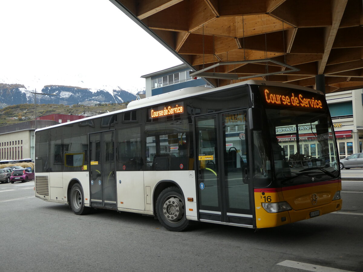 (257'024) - Lathion, Sion - Nr. 16/VS 383'833/PID 5355 - Mercedes (ex TPC Aigle) am 16. November 2023 beim Bahnhof Sion