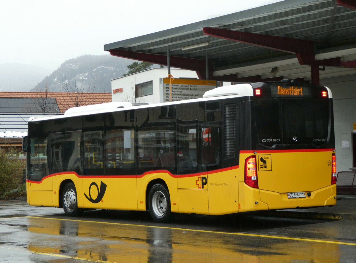 (257'325) - Flck, Brienz - Nr. 21/BE 868'721/PID 11'212 - Mercedes am 1. Dezember 2023 in Meiringen, Postautostation