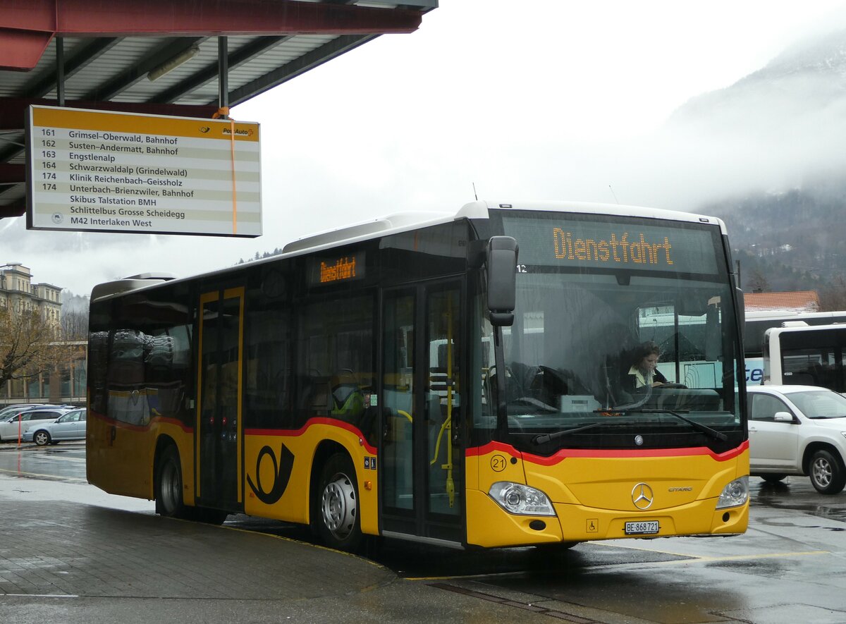 (257'327) - Flck, Brienz - Nr. 21/BE 868'721/PID 11'212 - Mercedes am 1. Dezember 2023 in Meiringen, Postautostation