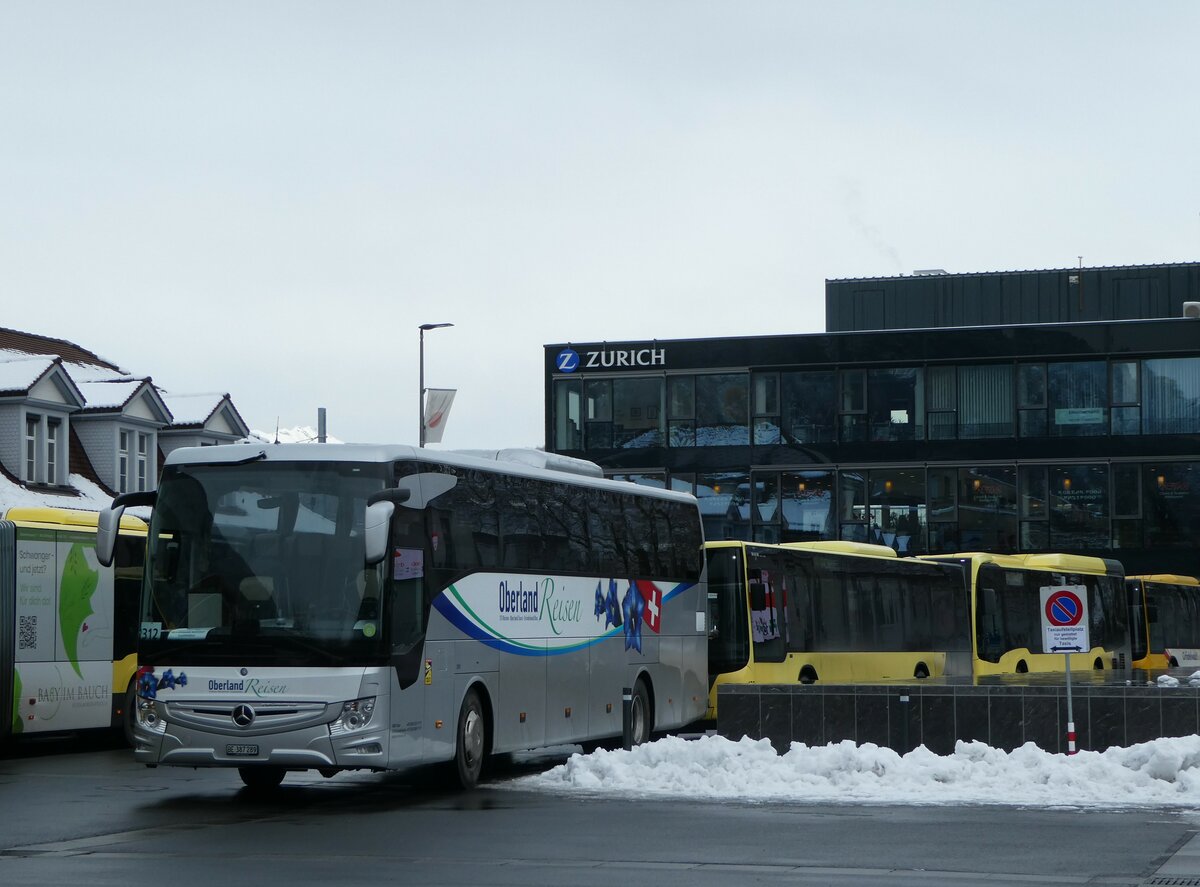 (257'414) - Oberland Reisen, Thun - Nr. 44/BE 387'289 - Mercedes am 4. Dezember 2023 beim Bahnhof Interlaken Ost