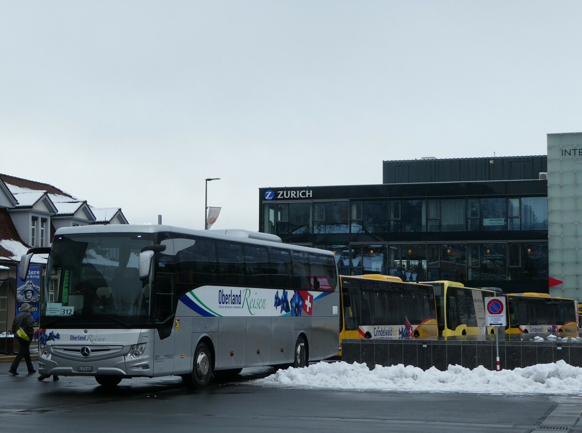 (257'426) - Oberland Reisen, Thun - Nr. 40/BE 376'483 - Mercedes am 4. Dezember 2023 beim Bahnhof Interlaken Ost