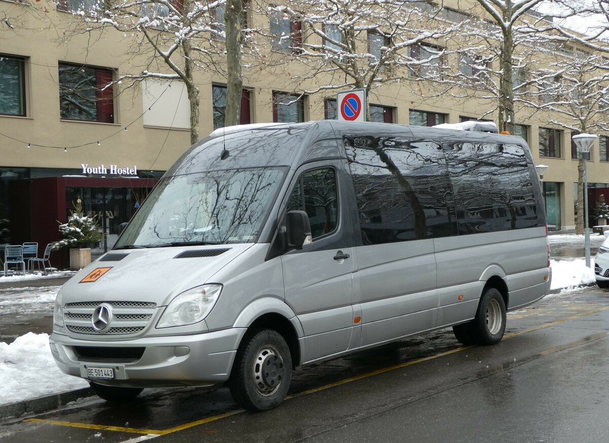 (257'438) - Bnigen Schule, Bnigen - BE 501'443 - Mercedes am 4. Dezember 2023 beim Bahnhof Interlaken Ost