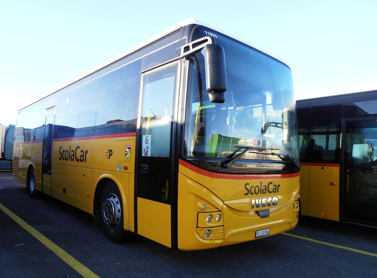 (257'904) - CarPostal Ouest - VD 310'964/PID 11'955 - Iveco am 24. Dezember 2023 in Kerzers, Interbus