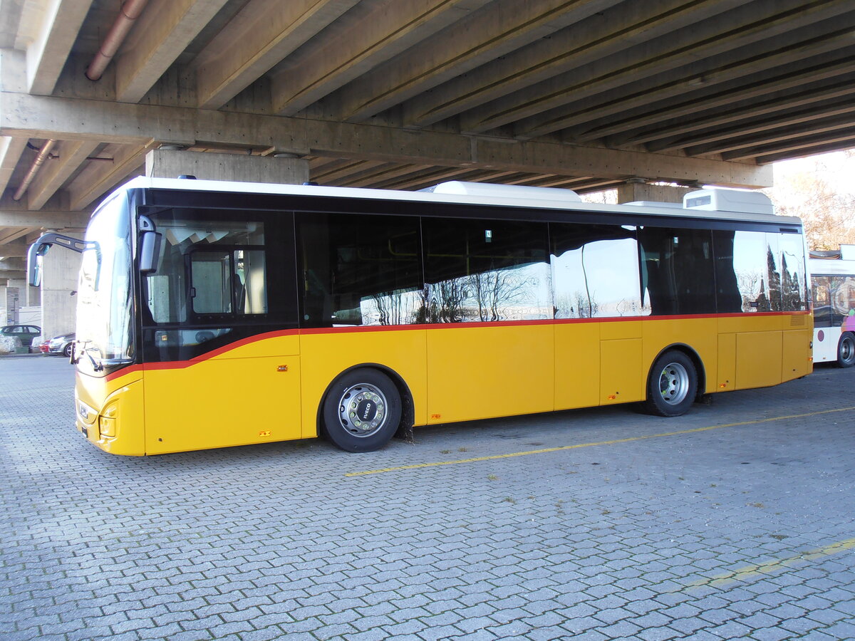 (257'918) - PostAuto Graubnden - PID 12'012 - Iveco am 24. Dezember 2023 in Kerzers, Murtenstrasse