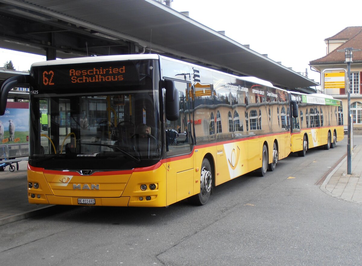 (258'012) - PostAuto Bern - BE 811'692/PID 11'425 - MAN am 29. Dezember 2023 beim Bahnhof Spiez