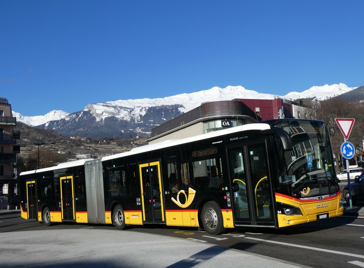 (258'572) - PostAuto Wallis - Nr. 84/VS 548'724/PID 11'887 - MAN am 11. Januar 2024 beim Bahnhof Sion