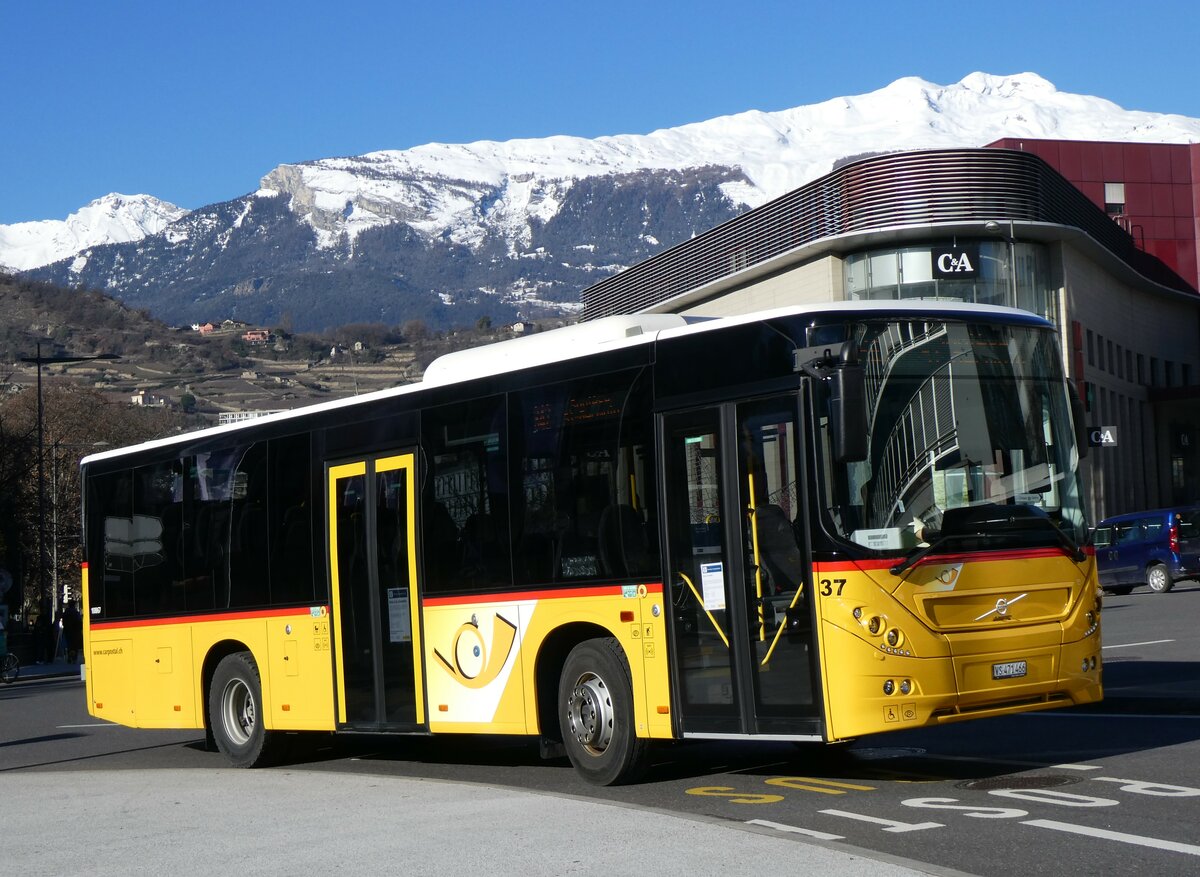 (258'598) - PostAuto Wallis - Nr. 37/VS 471'466/PID 10'867 - Volvo am 11. Januar 2024 beim Bahnhof Sion