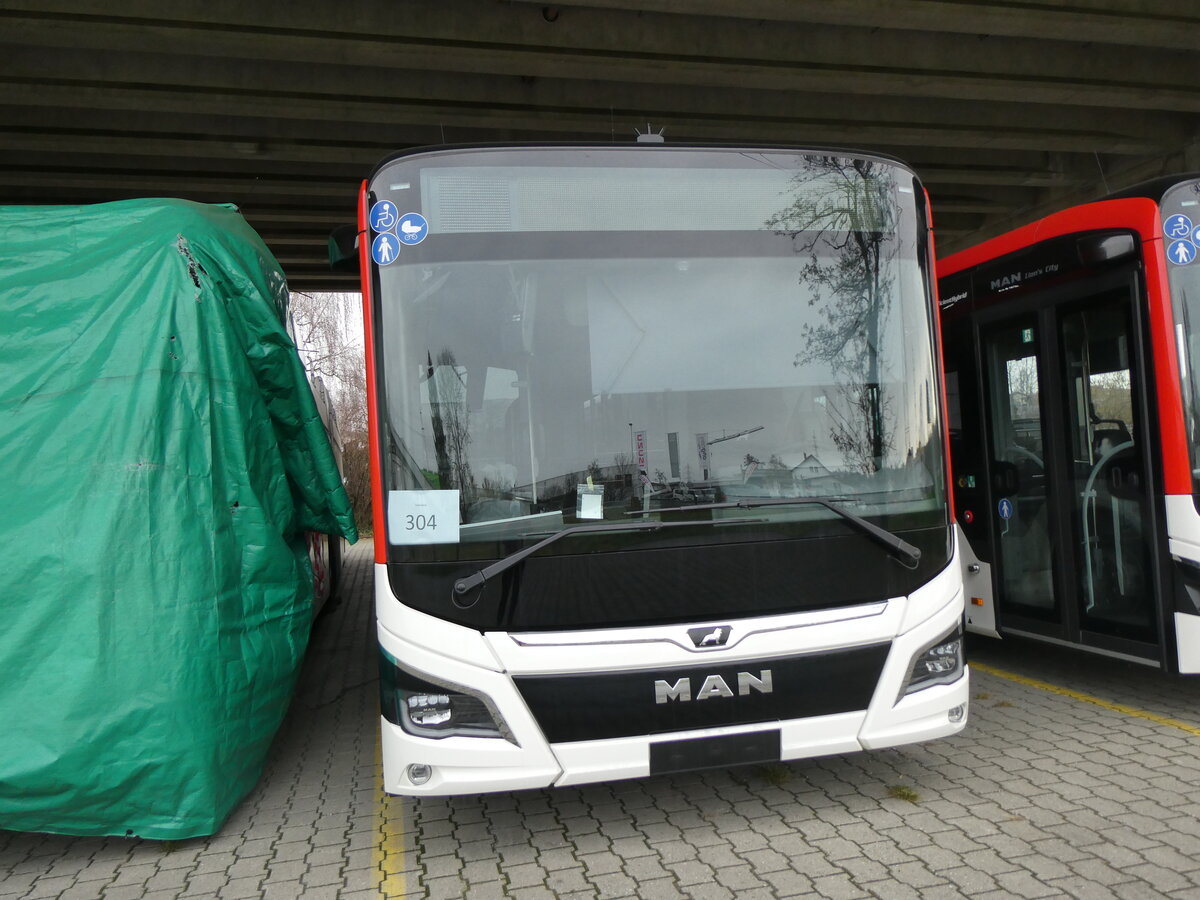 (259'386) - Twerenbold, Baden - Nr. 304 - MAN am 17. Februar 2024 in Kerzers, Murtenstrasse