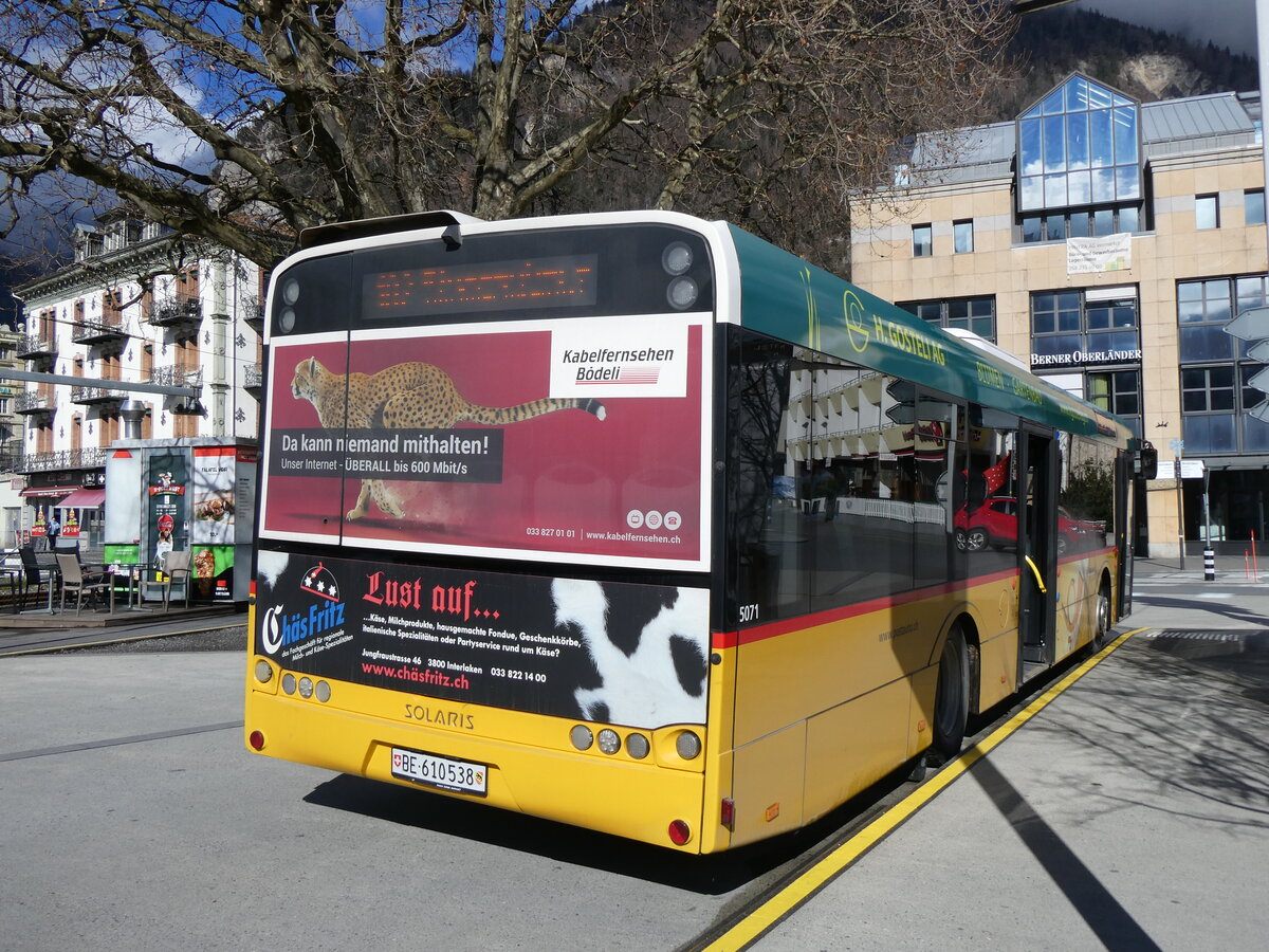 (259'483) - PostAuto Bern - BE 610'538/PID 5071 - Solaris am 20. Februar 2024 beim Bahnhof Interlaken West