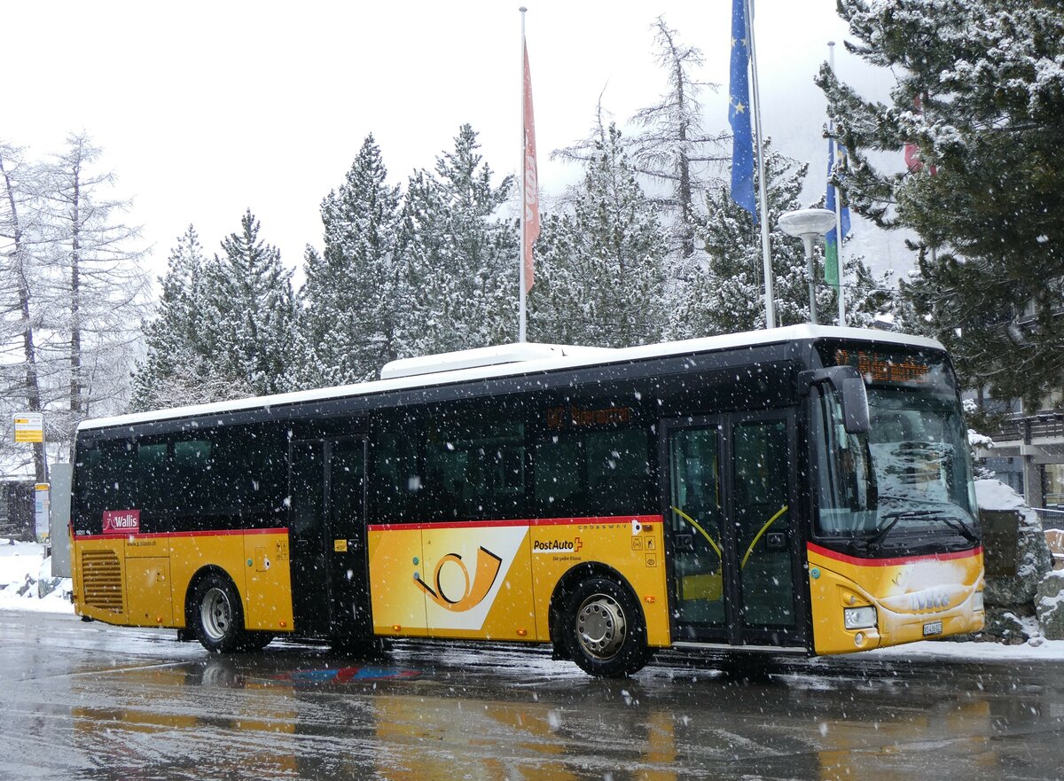 (259'710) - PostAuto Wallis - VS 436'023/PID 10'251 - Iveco am 27. Februar 2024 in Saas-Fee, Busterminal